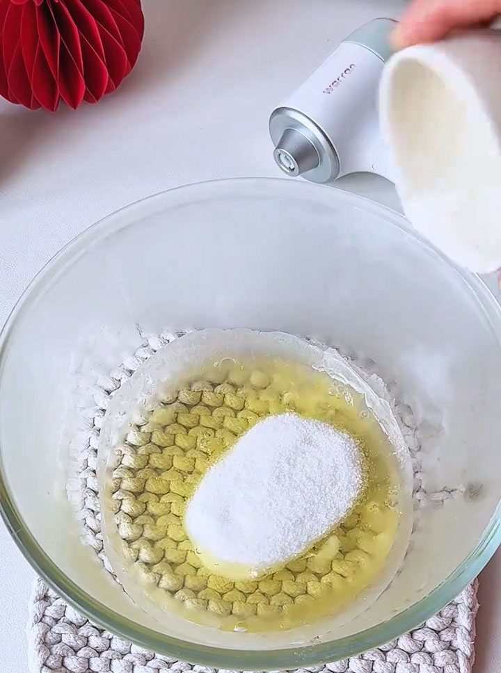 combine the 3 egg whites, lemon juice (or vinegar), and 35g of granulated sugar