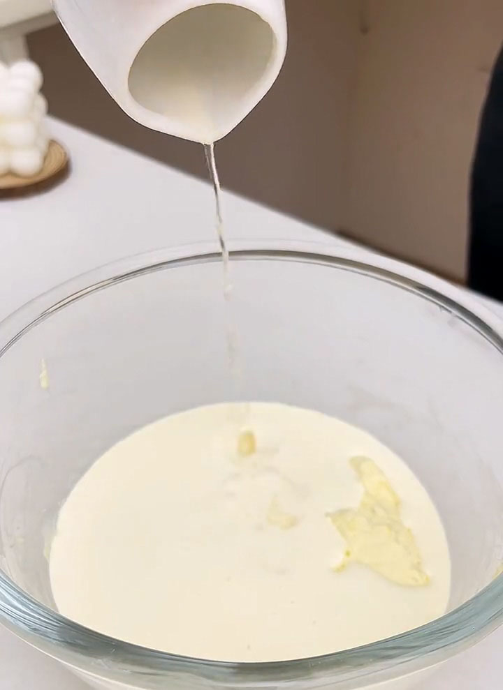 Add 10 g fresh lime juice and the heavy cream to the cream cheese mixture