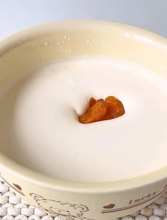 Add 120 g cooled homemade apricot jam