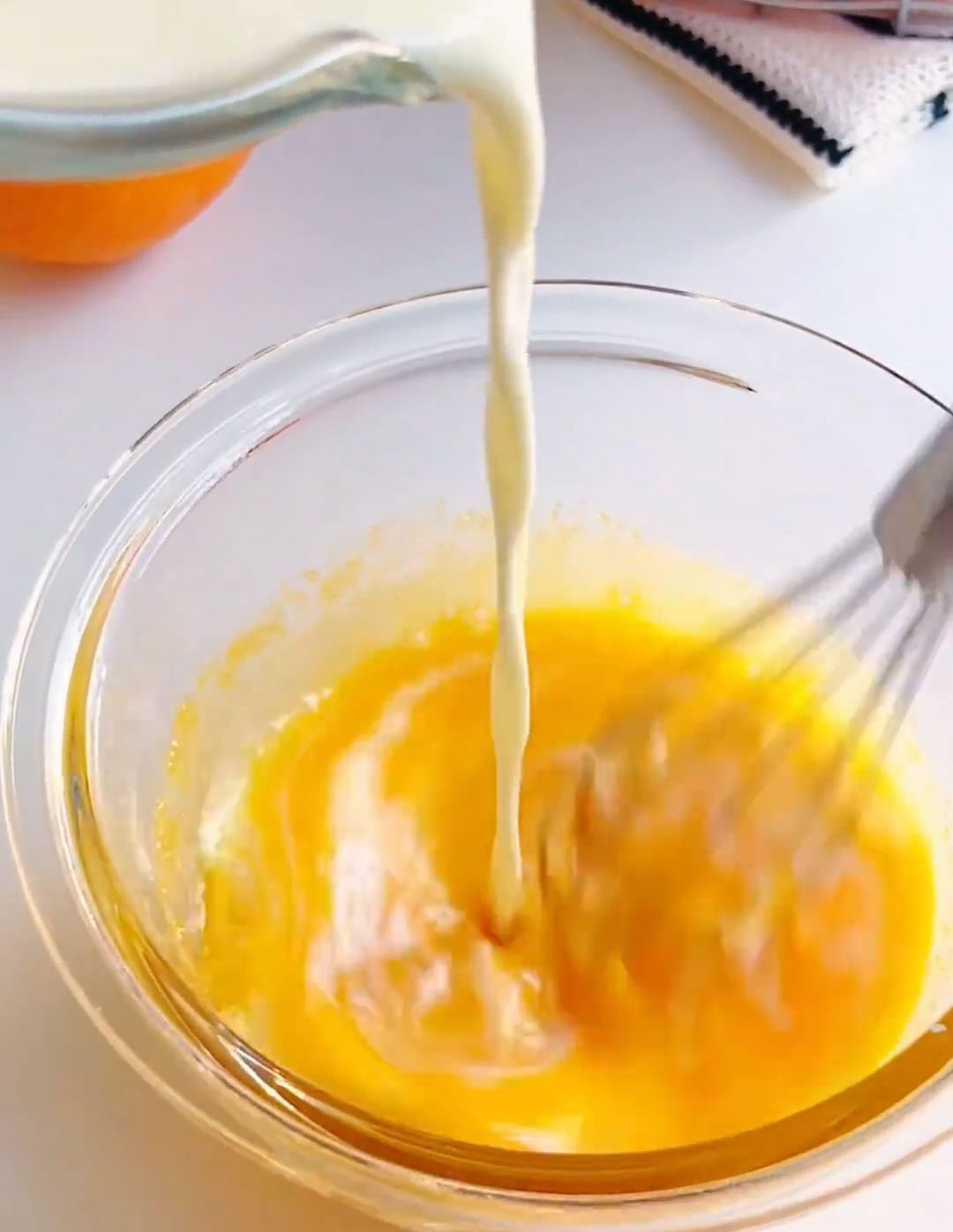 Add 150 g heavy cream and mix until smooth