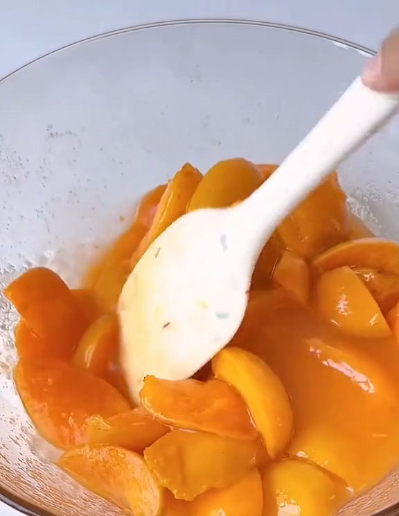 Add 160 g granulated sugar and 10 g lemon juice, stirring thoroughly to coat all the fruit