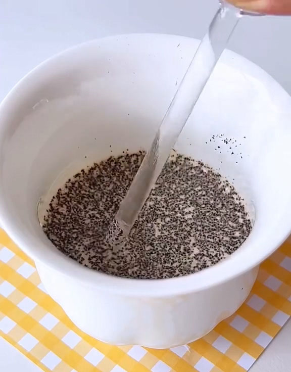 Add 2 g Earl Grey tea powder and stir to combine