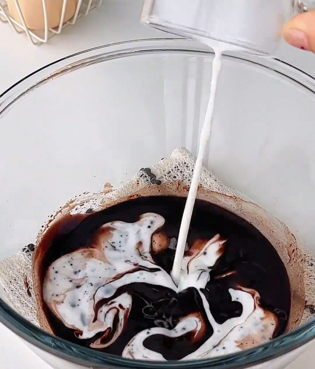 Add 40 g milk and continue whisking until well combined