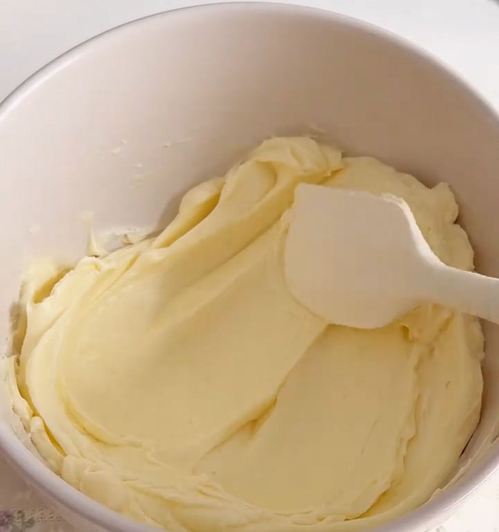 Add 40 g white sugar and stir with a spatula