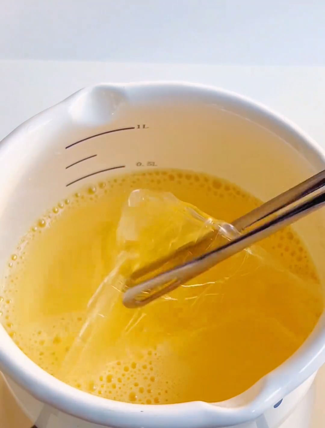 Add the 15 g gelatin sheets that have been softened in cold water