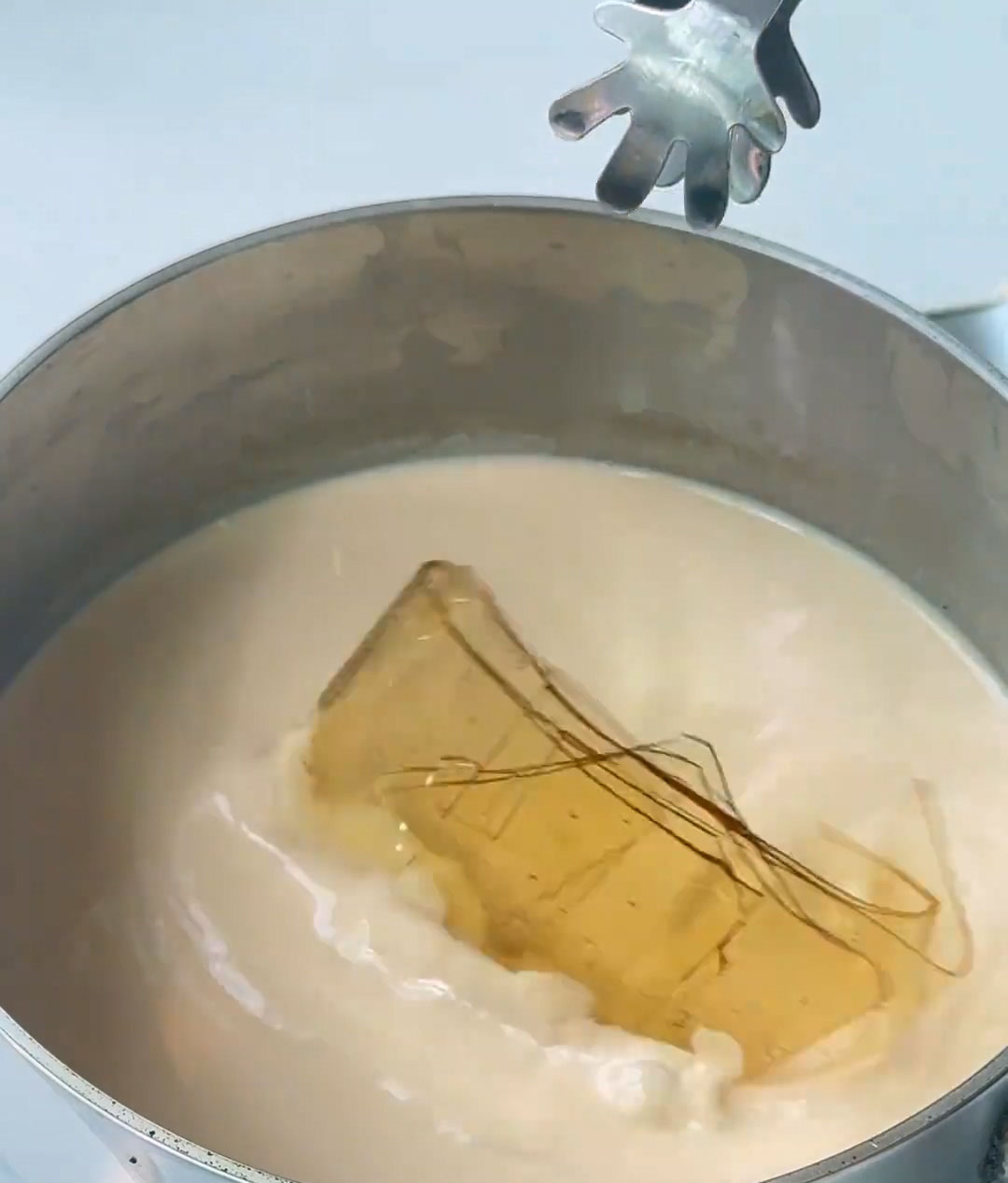 Add the 15 g gelatin sheets