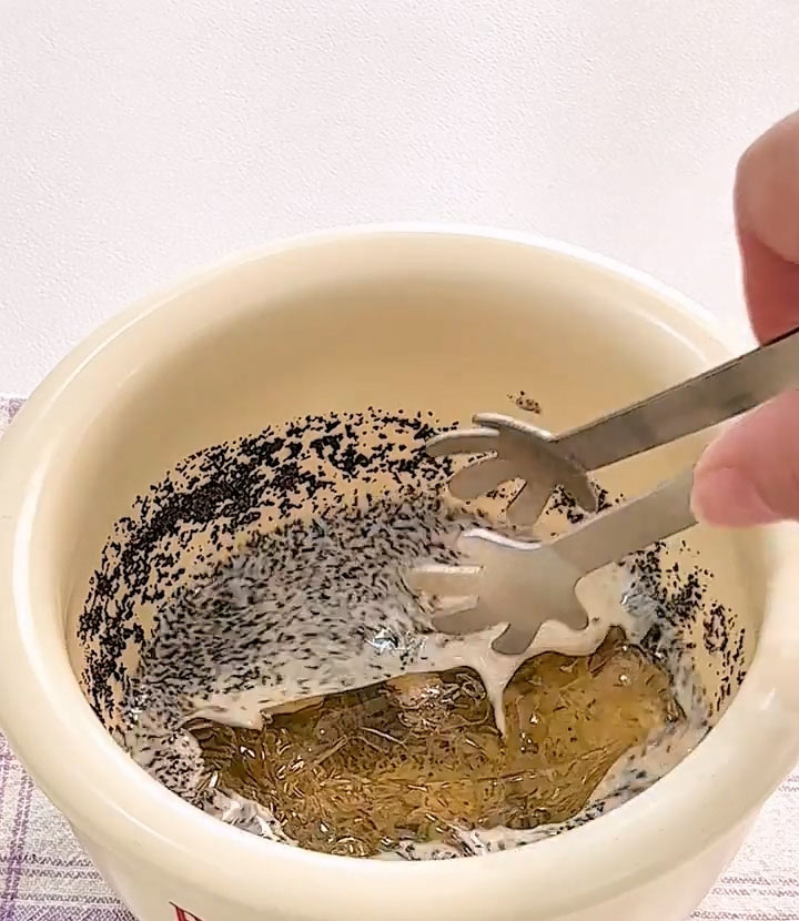 Add the 8 g of gelatin sheets