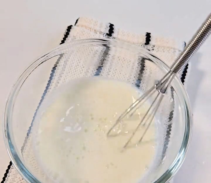 Add the gelatin to 65 g of warm milk