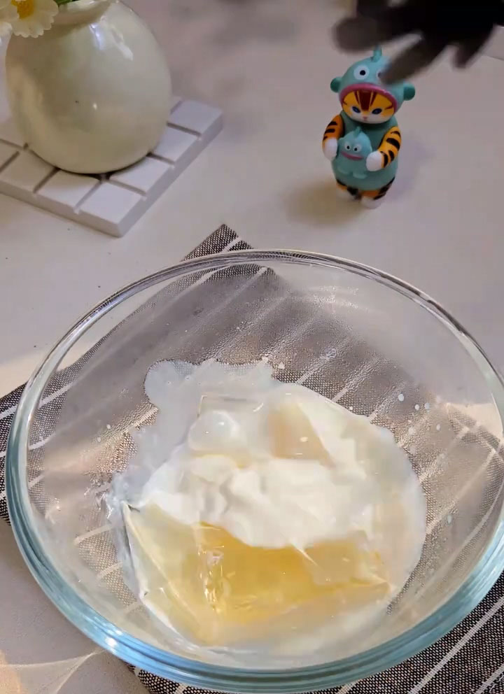 Add the softened gelatin to 40 g warm milk and stir until completely dissolved