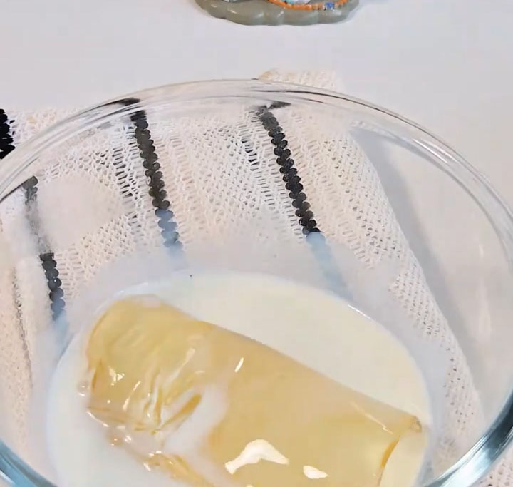 Add the softened gelatin to 60 g of warm milk