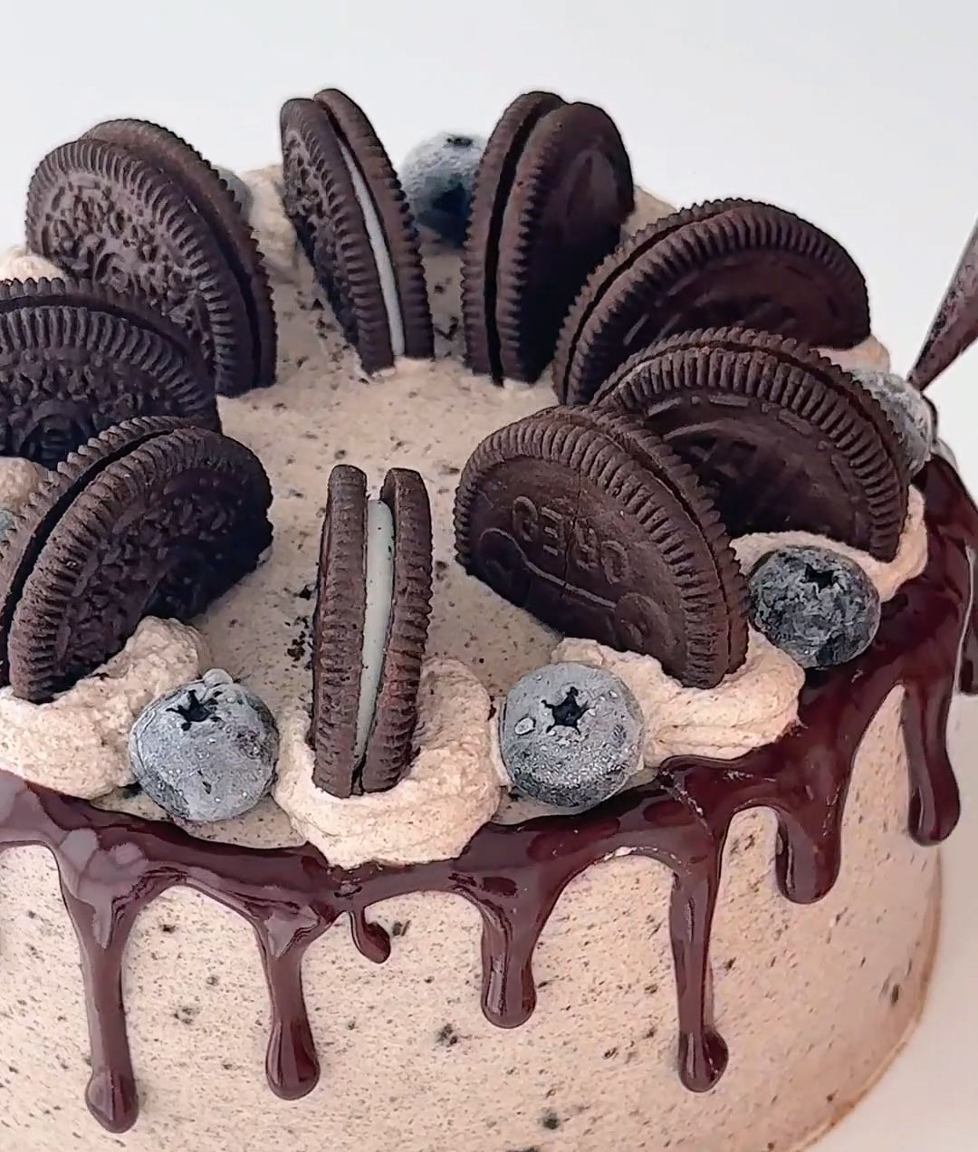 Decorate the surface of the cake