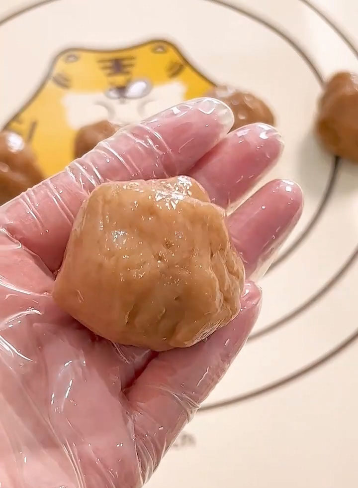 Divide the skin into 35 g portions and roll each into a ball