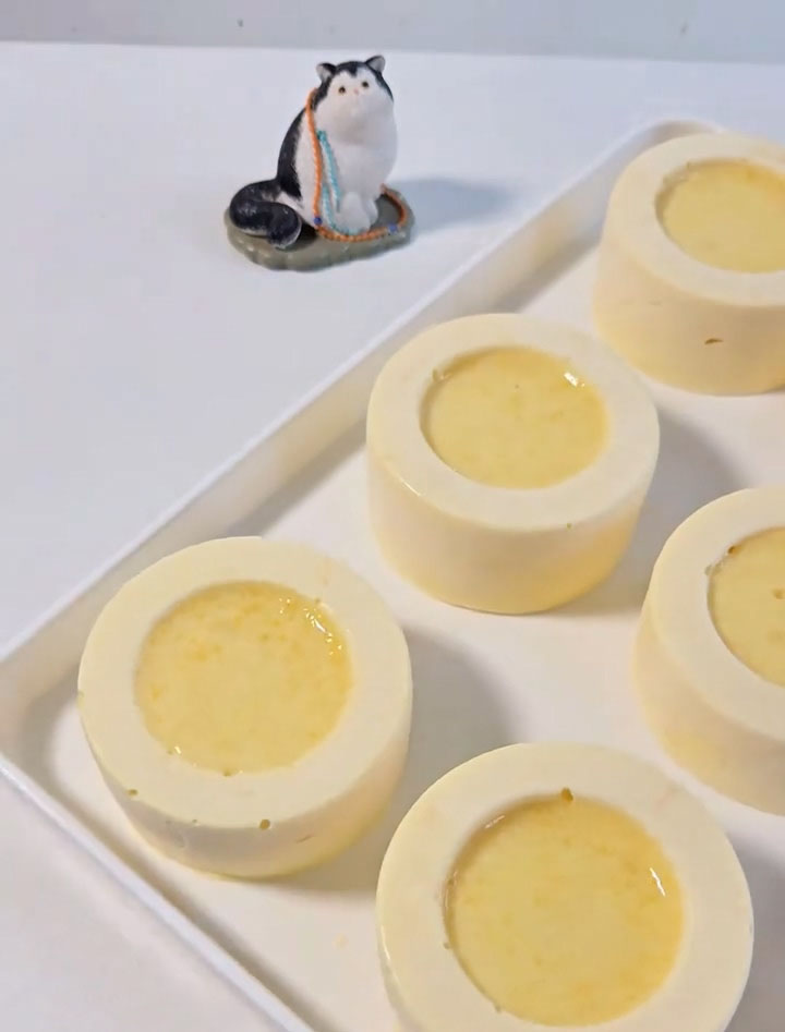 Gently and slowly pour the mango pudding mixture over the frozen mousse layer