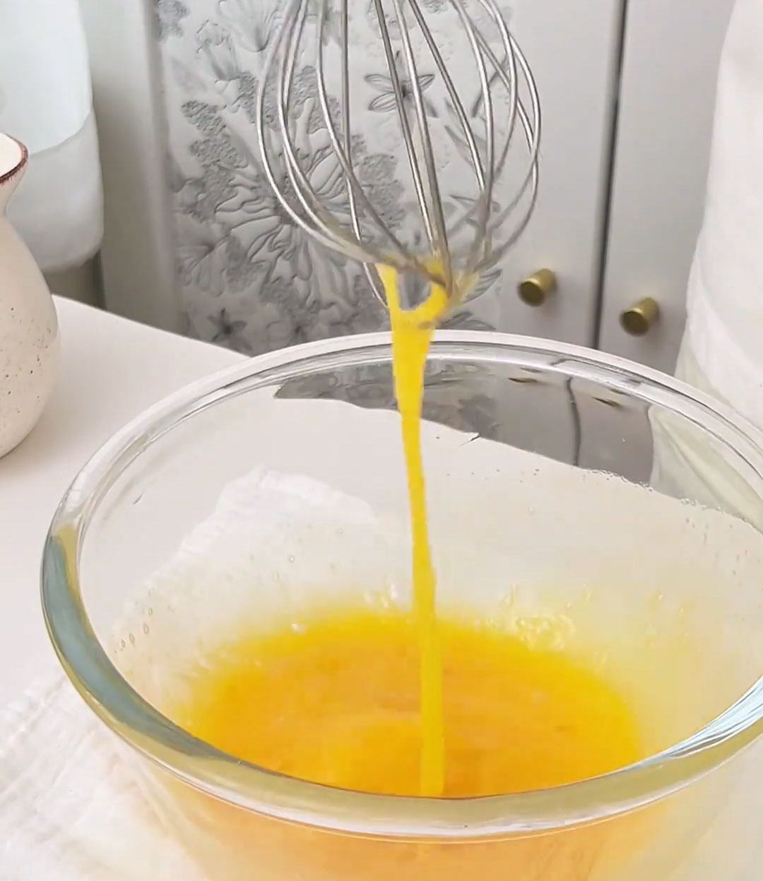 In a large bowl, combine 3 eggs and 35 g granulated sugar