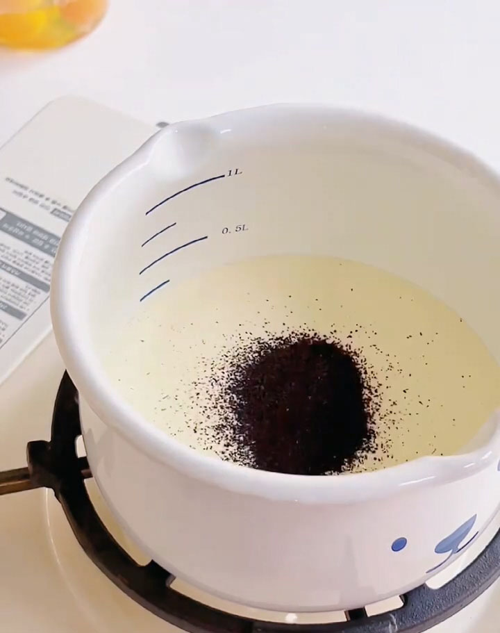 In a small saucepan, combine the heavy cream and Earl Grey tea