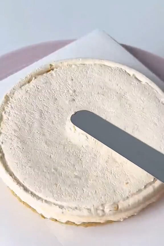 Pipe another layer of apricot whipped cream over the jam and spread smooth