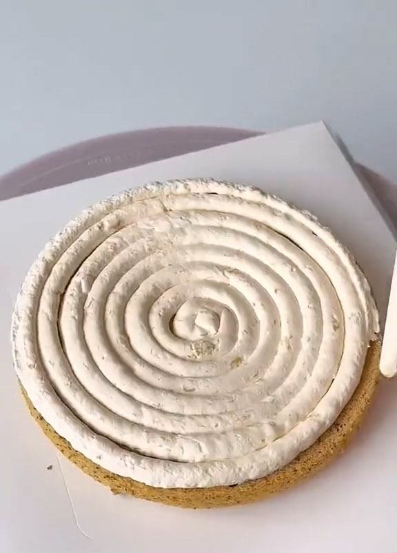 Pipe or spread an even layer of apricot whipped cream over the surface