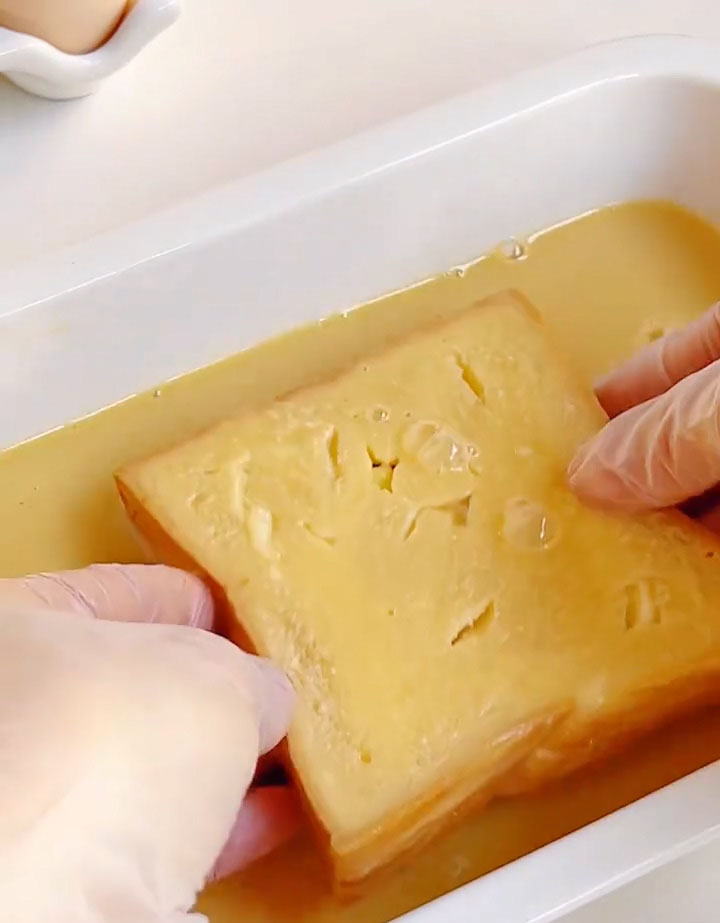 Place the thick slices of bread into the dish