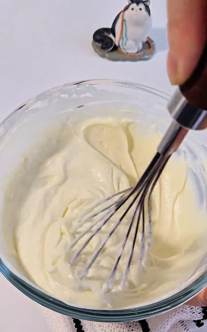 Pour in 260 g of heavy cream and mix until well combined