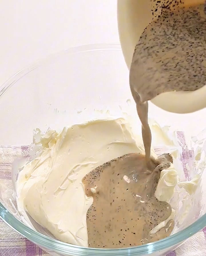 Pour the cooled milk tea gelatin mixture into the bowl
