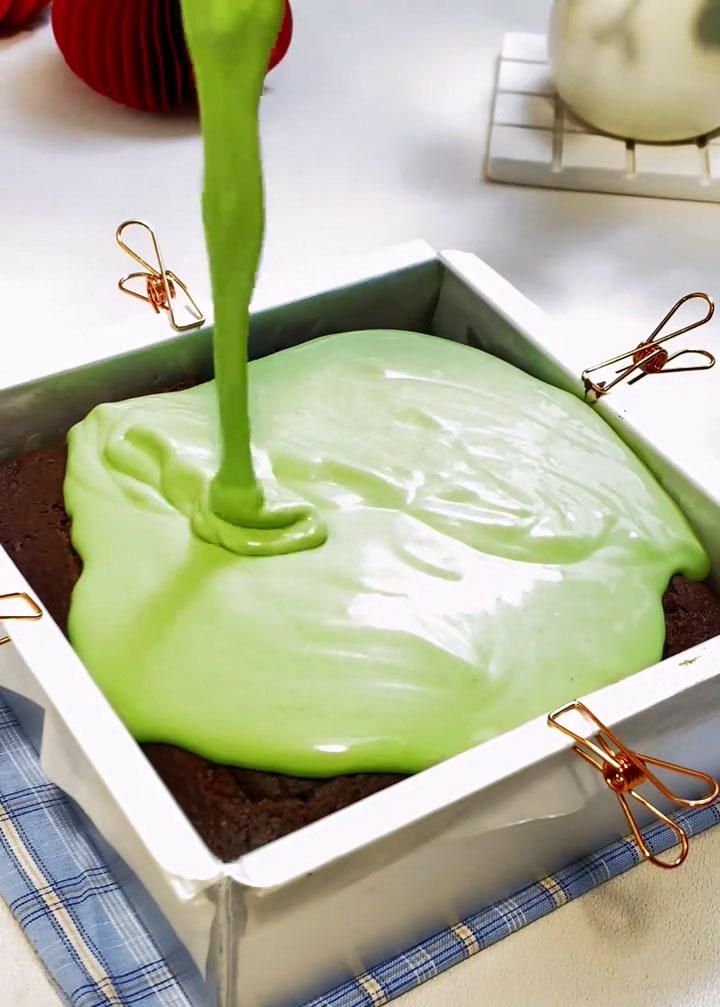 Pour the matcha mousse over the completely cooled brownie layer