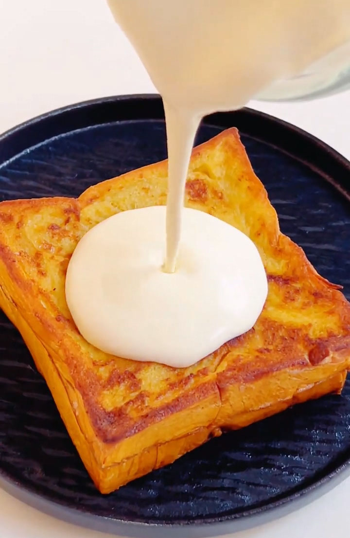 Pour the milk tea lava filling over the freshly cooked butter toast