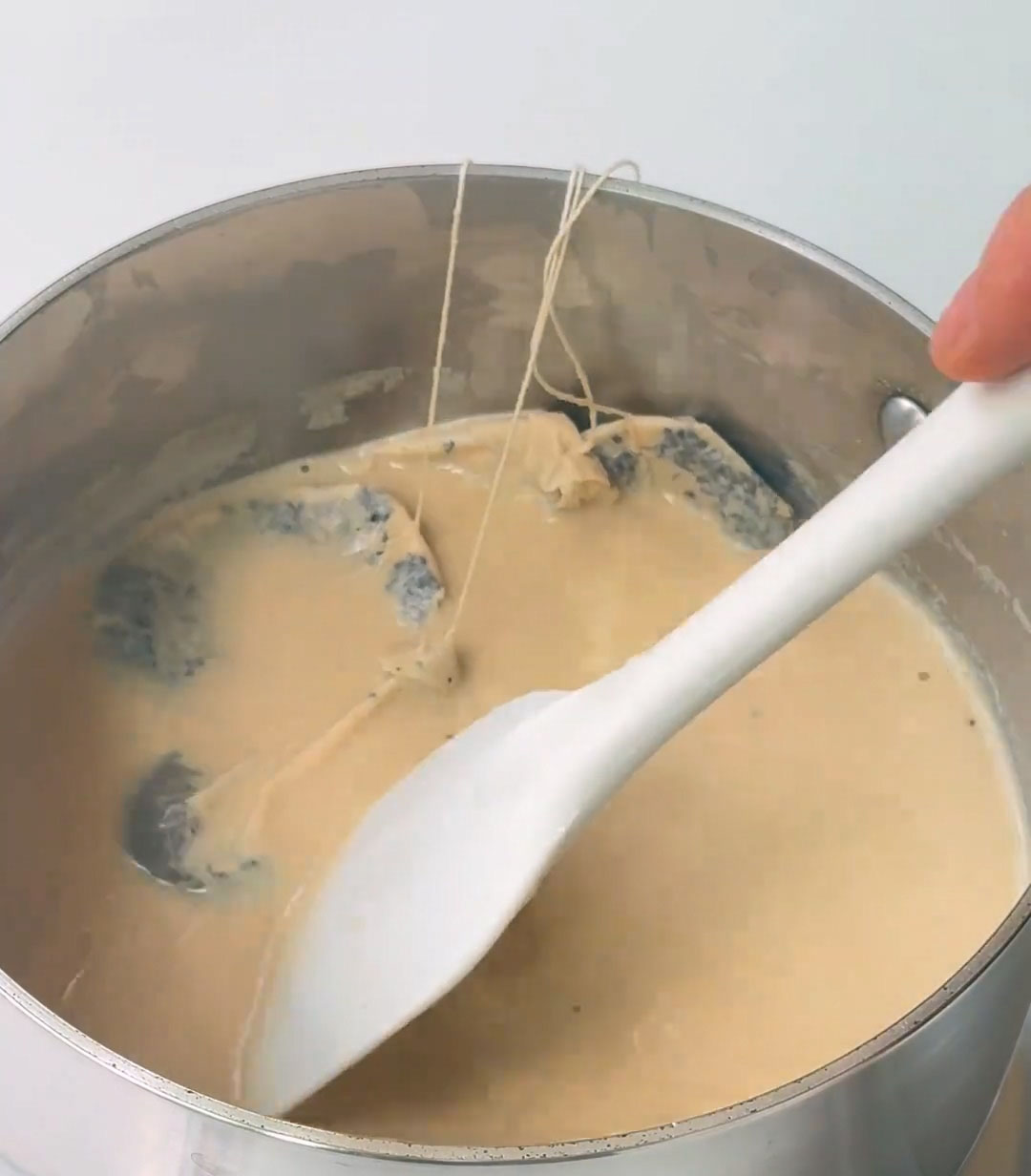 Prepare the tea milk mixture