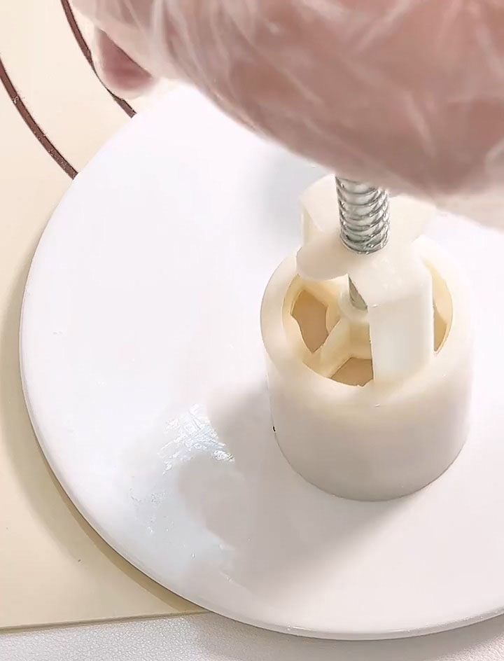 Press the mold handle firmly and evenly