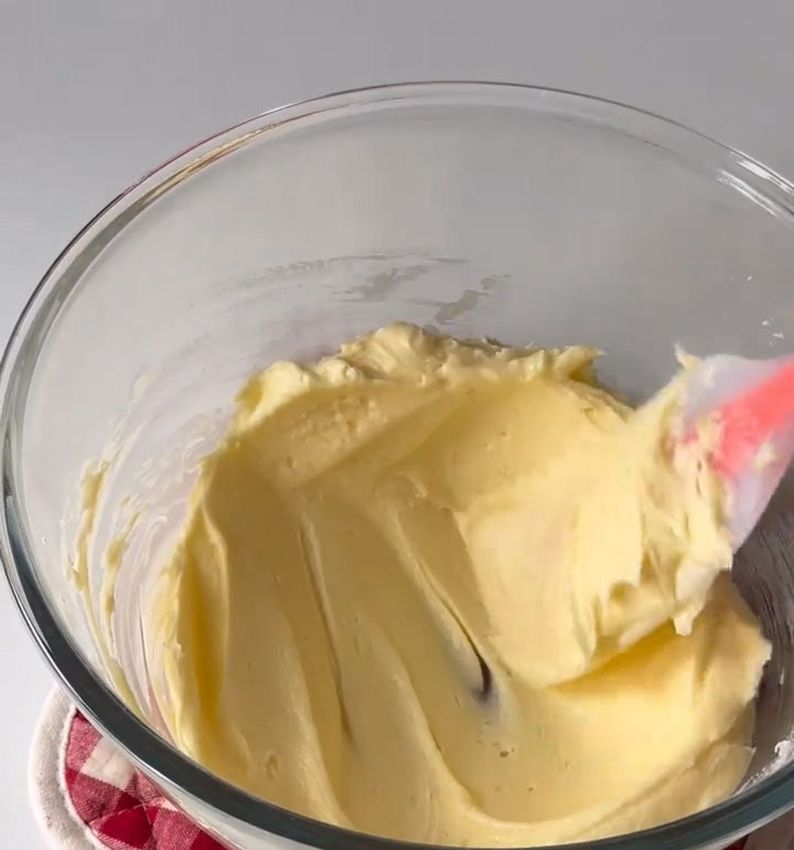 Use a spatula to mix until there's no dry sugar