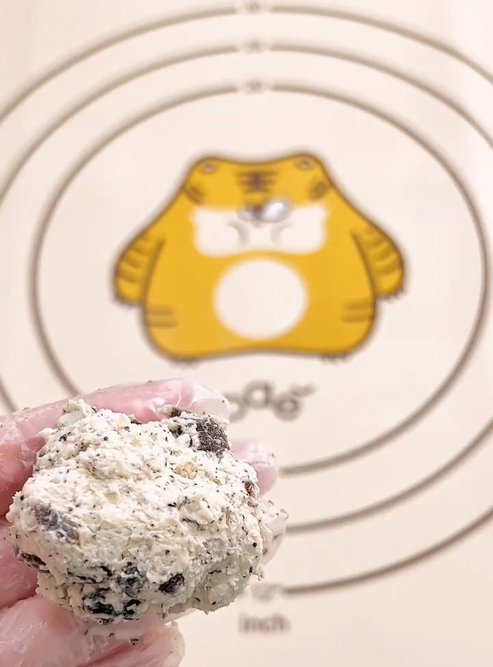 remove the filling from the refrigerator and divide it into 30 g portions