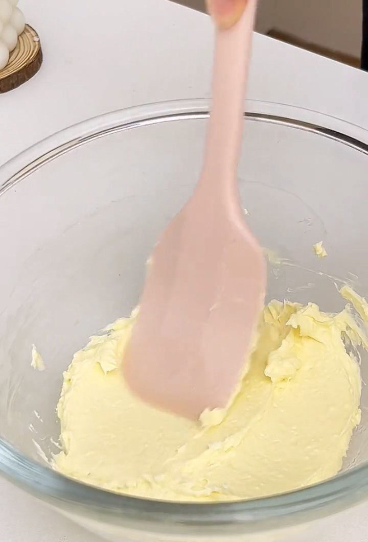 use a spatula to stir until the cream cheese is completely smooth and free of lumps