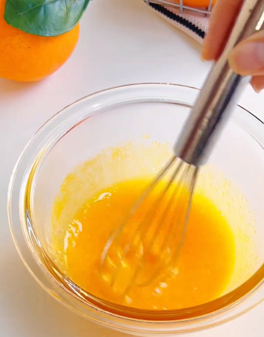 whisk together 5 egg yolks and 25 g zero calorie sweetener