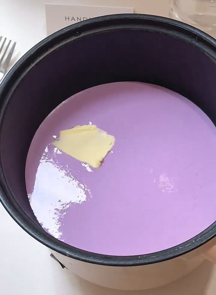 Add 20g butter to the pan.