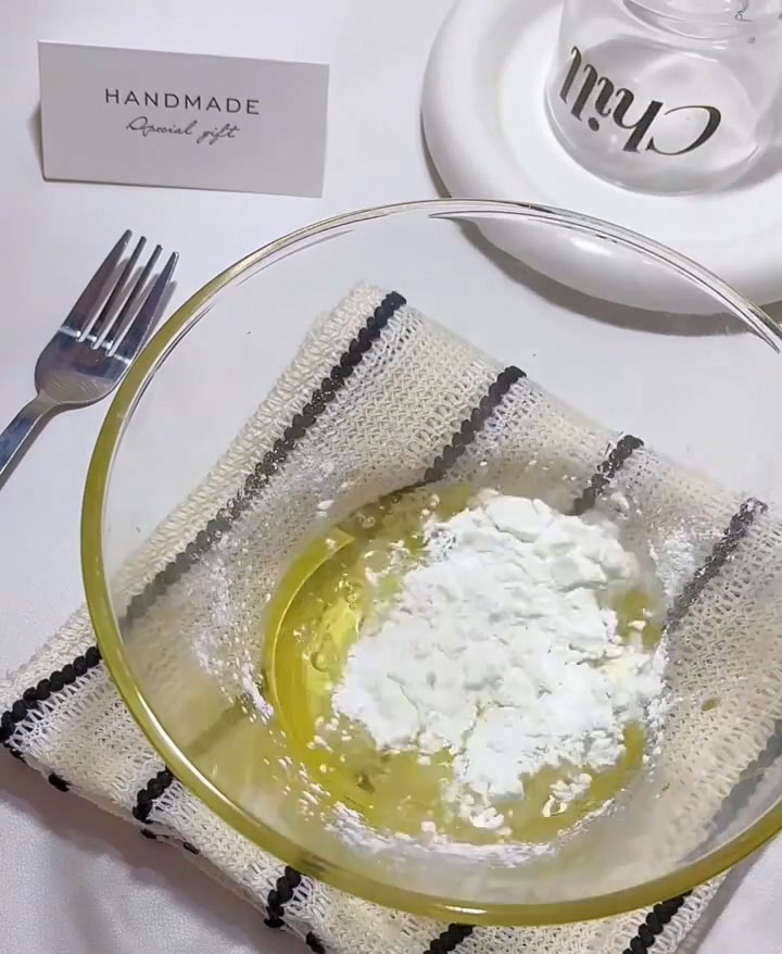 Add 4 drops of lemon juice, 25g granulated sugar, and 5g cornstarch