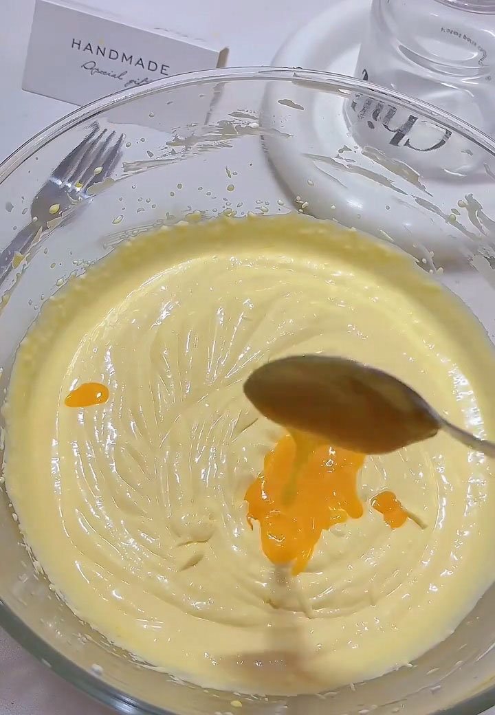 Add 55g of the cooled lemon curd and stir until evenly incorporated