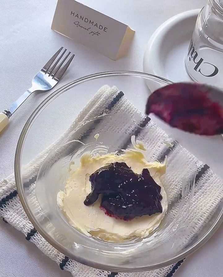 Add 70g of blueberry jam to the softened cream cheese