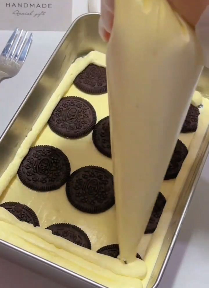 Add another layer of mascarpone cream on top of the second Oreo layer