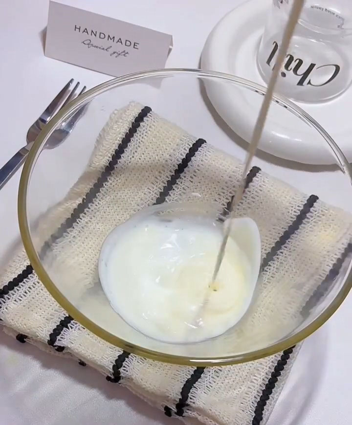 Add the 50 g of heavy cream to the cream cheese mixture