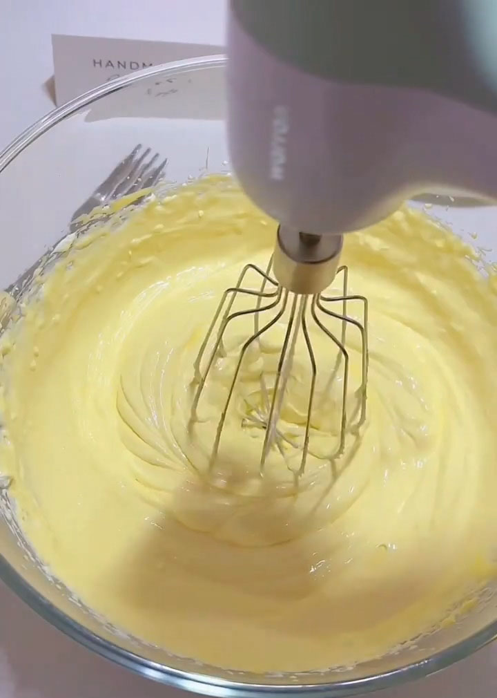 Add the cooled egg yolk mixture to the mascarpone