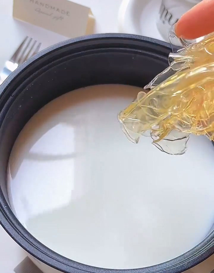 Add the gelatin sheets that have been soaked in cold water until soft