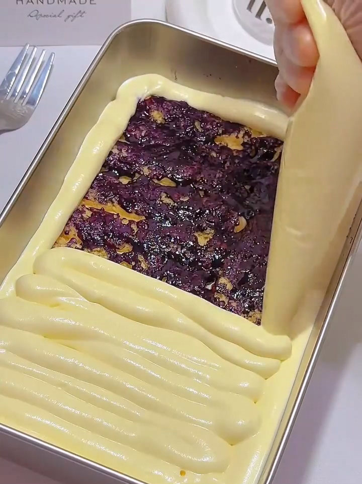 Add the remaining mascarpone cream mixture and spread it evenly