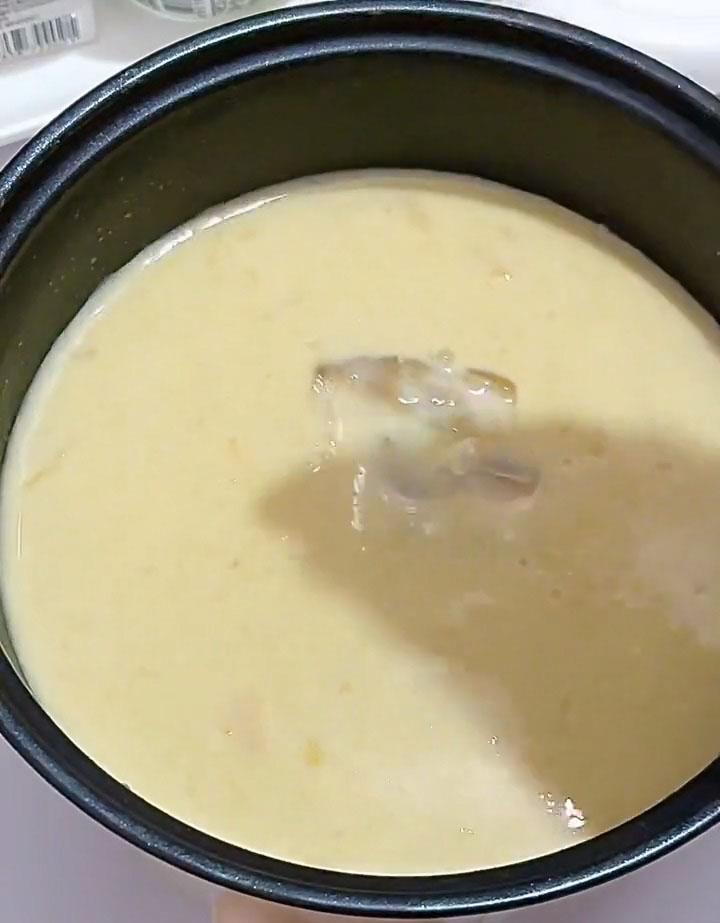 Add the softened gelatin to the warm mango milk mixture