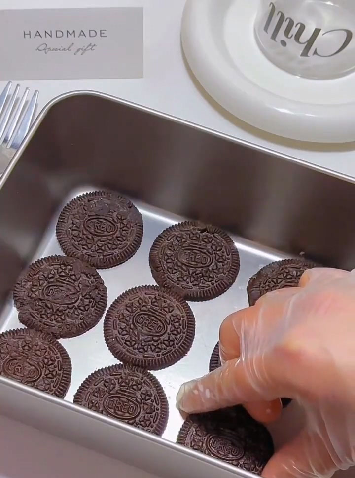 Arrange a single layer of dipped Oreo cookies in the bottom