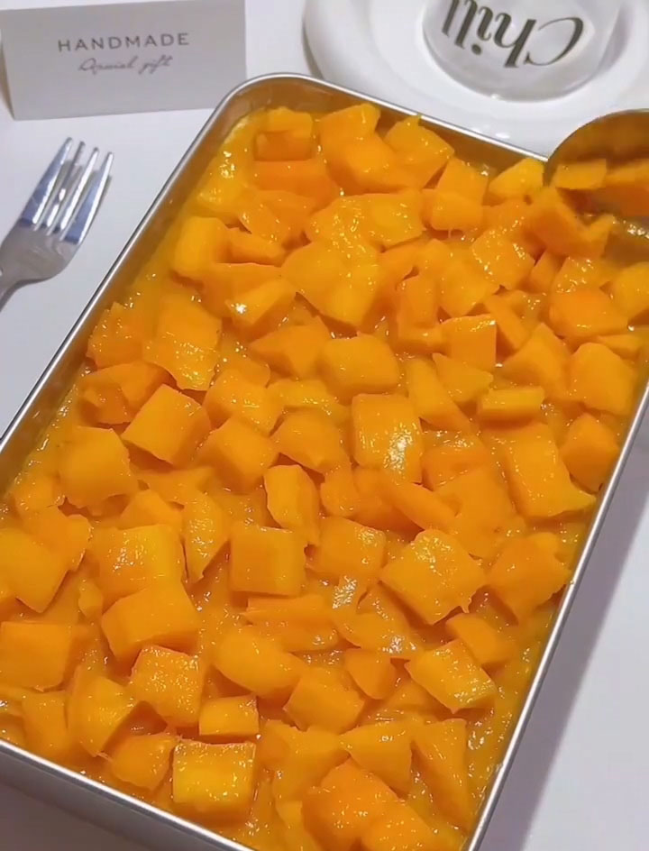 Cover the surface generously with fresh mango cubes