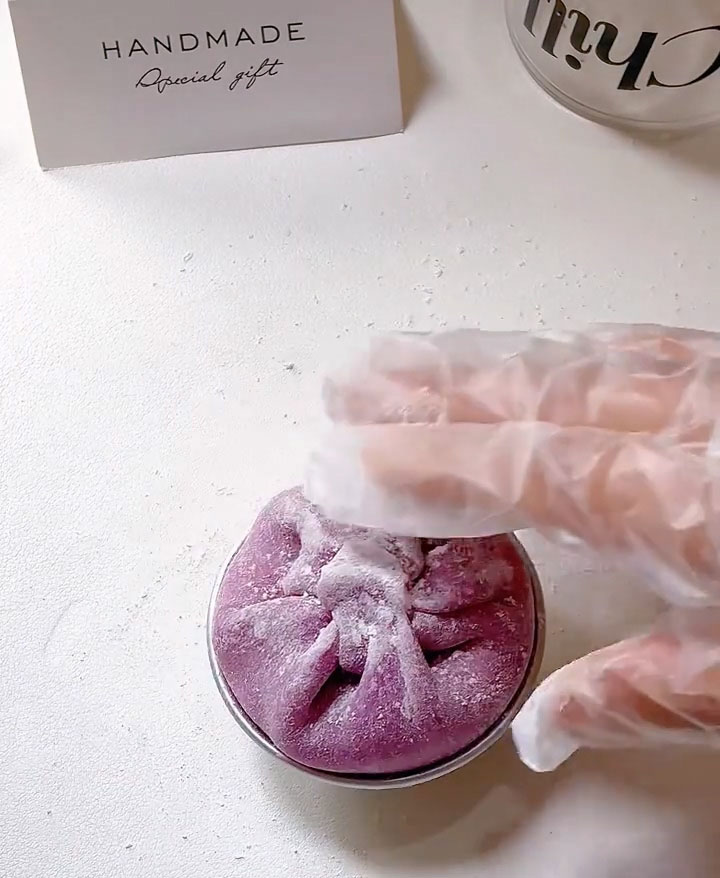 Dust the bottom of the finished mochi with a little more cooked glutinous rice flour