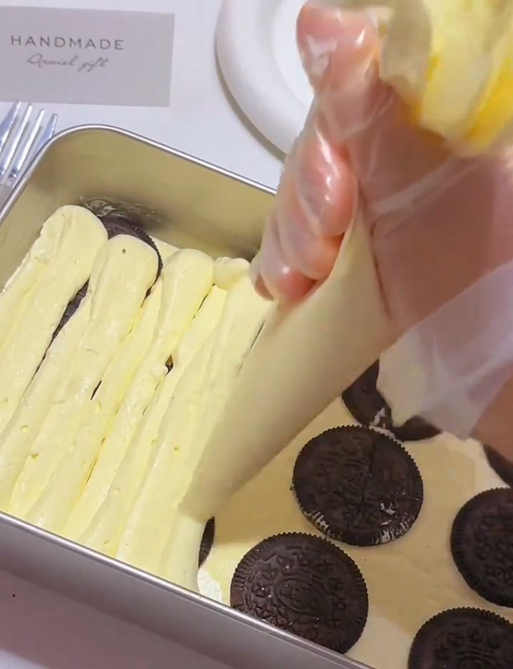 Finish with one final layer of mascarpone cream