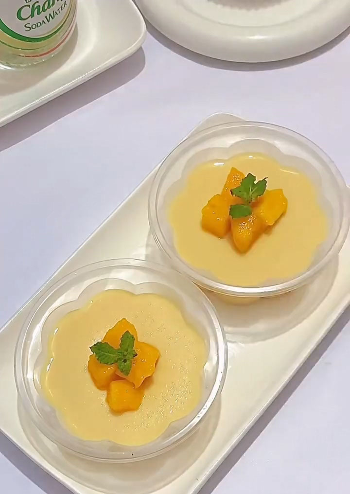 Garnish the surface with fresh mango cubes, mint leaves