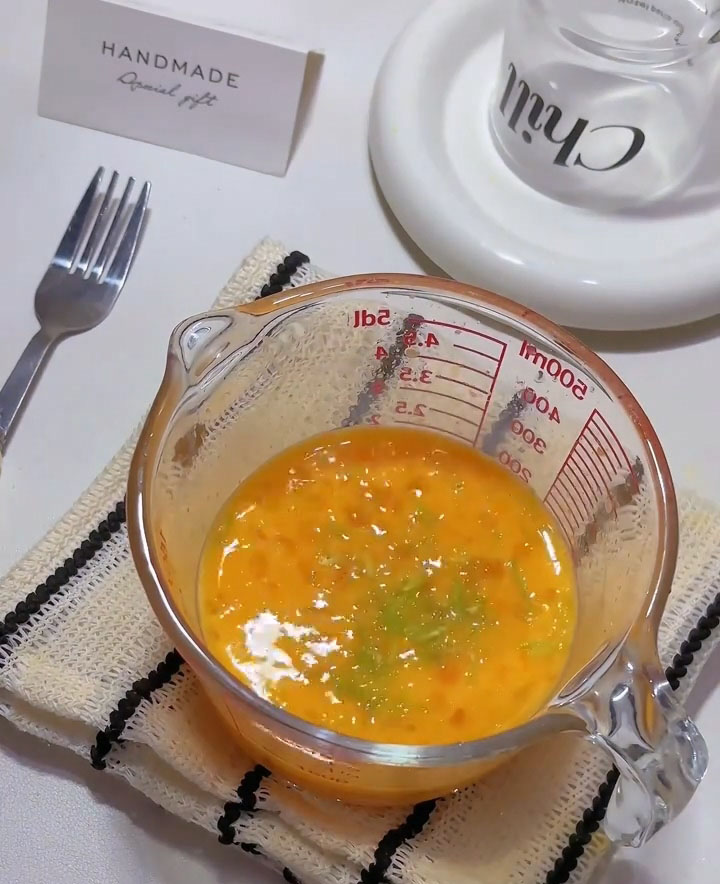 In a bowl, whisk together the eggs, white sugar, lemon juice, and lemon zest until well combined