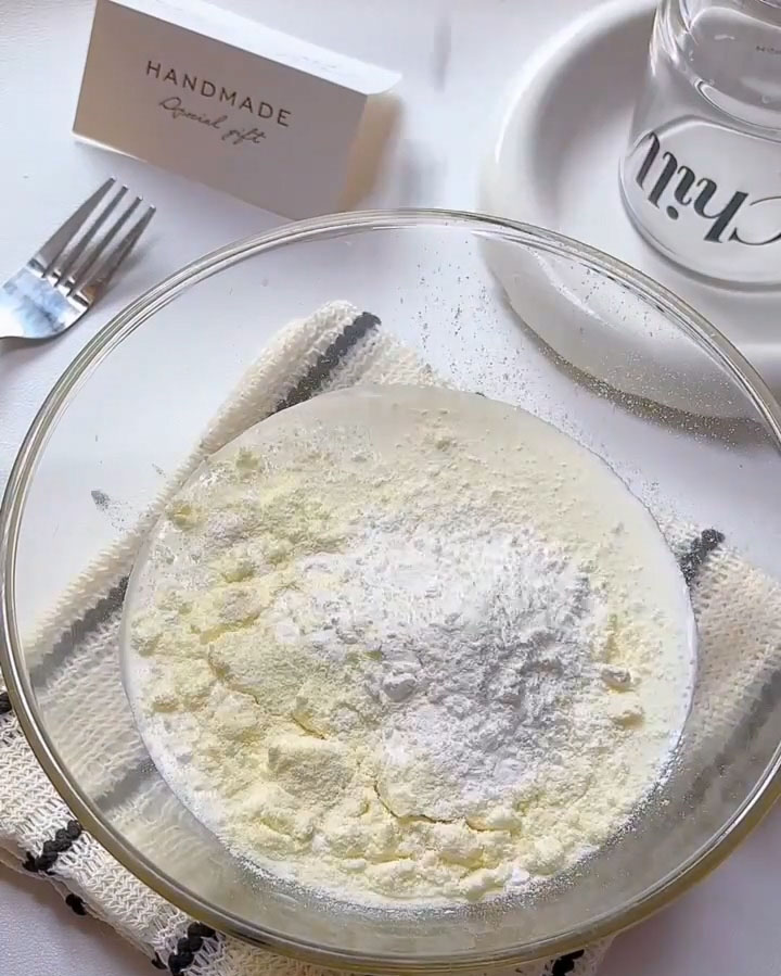 In a medium bowl, add the milk, heavy cream, white sugar, milk powder, and cornstarch