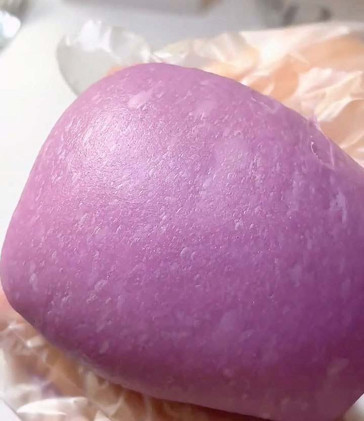 Knead and stretch the dough2